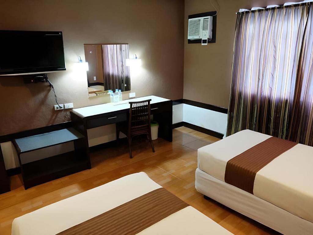 Holiday Spa Hotel Cebu Stadt Exterior foto