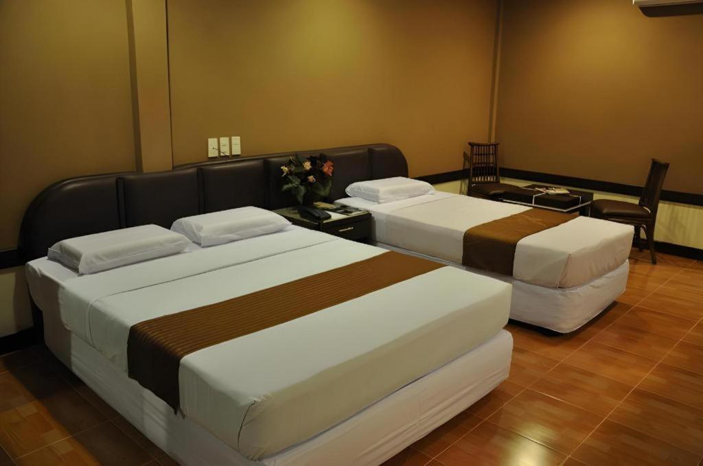 Holiday Spa Hotel Cebu Stadt Exterior foto