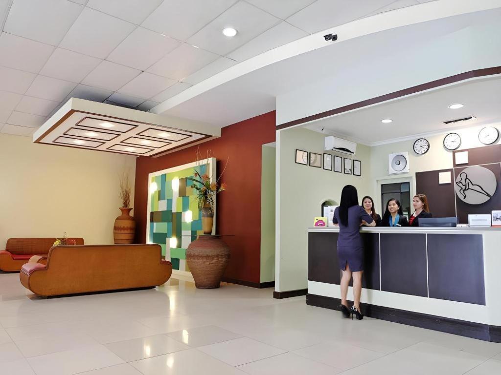 Holiday Spa Hotel Cebu Stadt Exterior foto