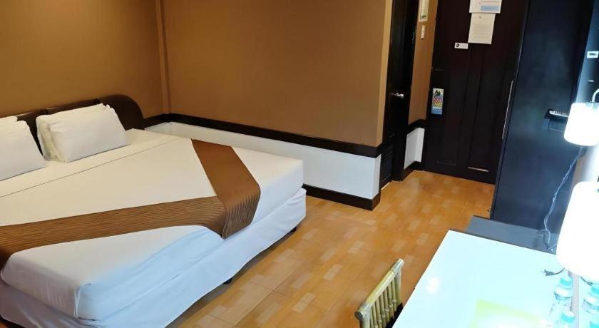Holiday Spa Hotel Cebu Stadt Exterior foto