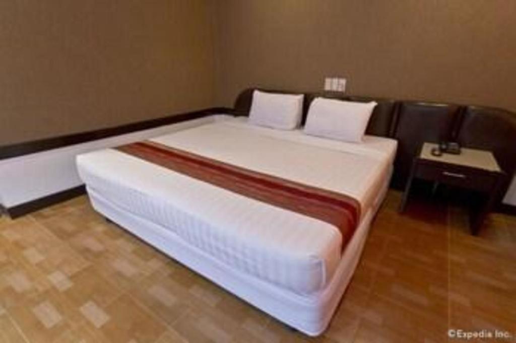 Holiday Spa Hotel Cebu Stadt Exterior foto