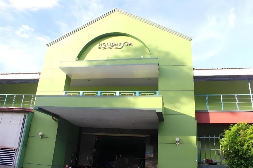 Holiday Spa Hotel Cebu Stadt Exterior foto
